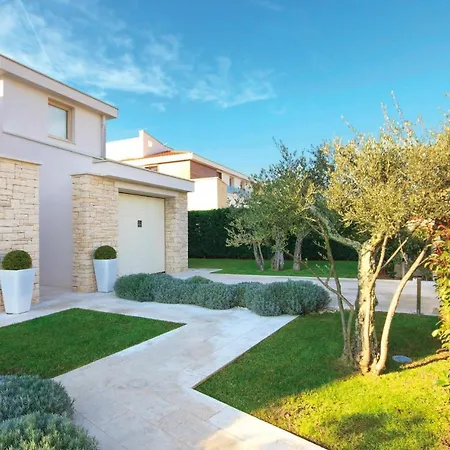 Lovely In Vabriga With Kitchen