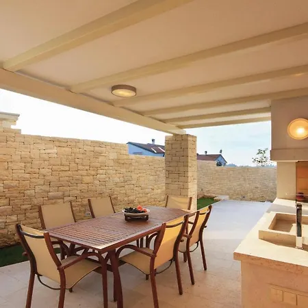 Lovely In Vabriga With Kitchen Hébergement de vacances *